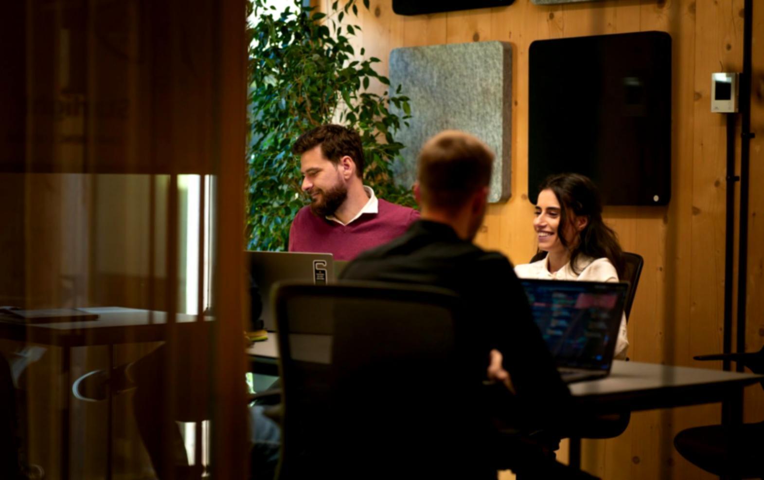 Familie plant gemeinsam ihre Finanzen